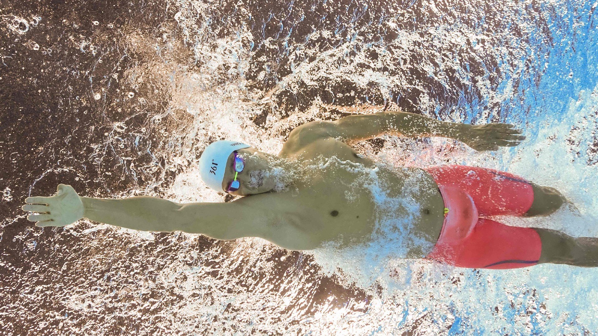 “简阳文体中心：飞扬的羽毛球赛场点燃全场热情”