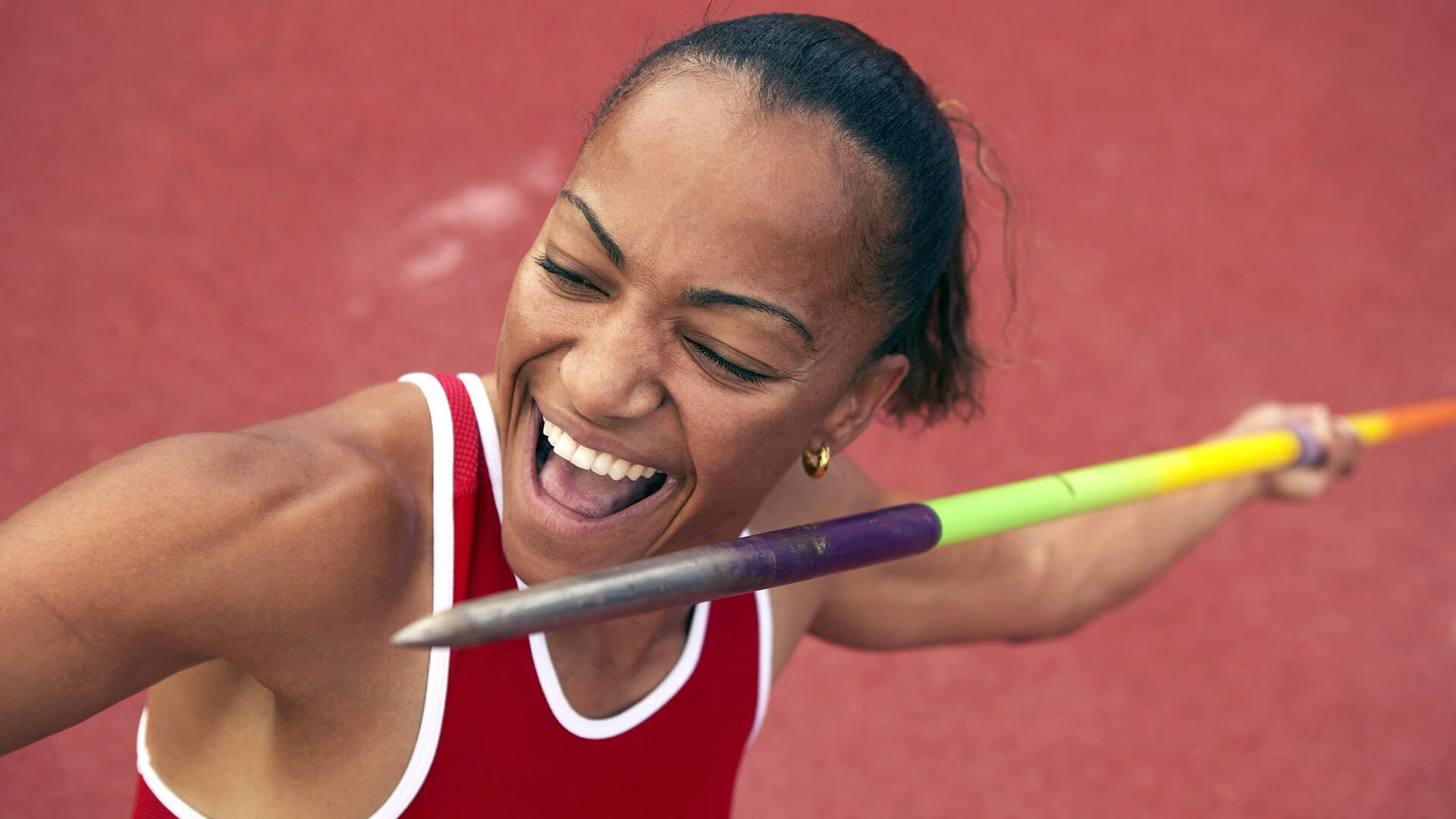 快速逼抢制造空档引爆进攻端